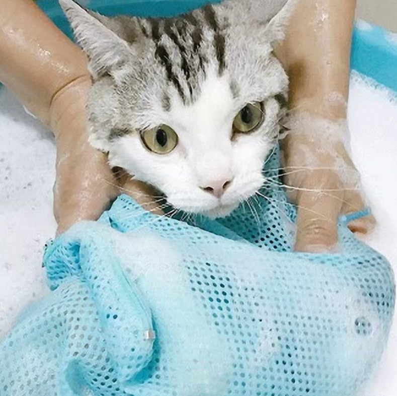 Kattvårdssäck med dragsko för enkel och säker fixering vid bad och kloklippning av katt. Nätmaterial.
