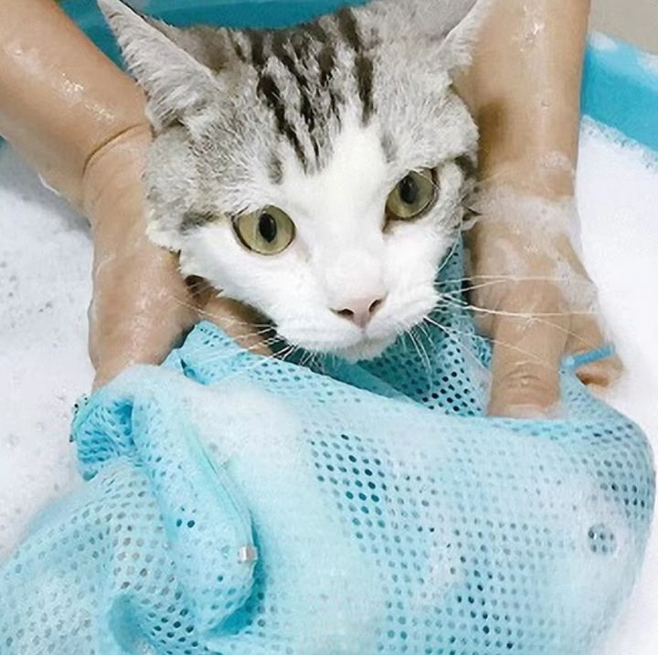 Kattvårdssäck med dragsko för enkel och säker fixering vid bad och kloklippning av katt. Nätmaterial.