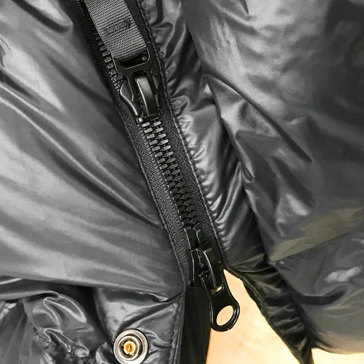 Detaljbild på krage och dragkedja på damjacka, svart, varm och funktionell för vintern