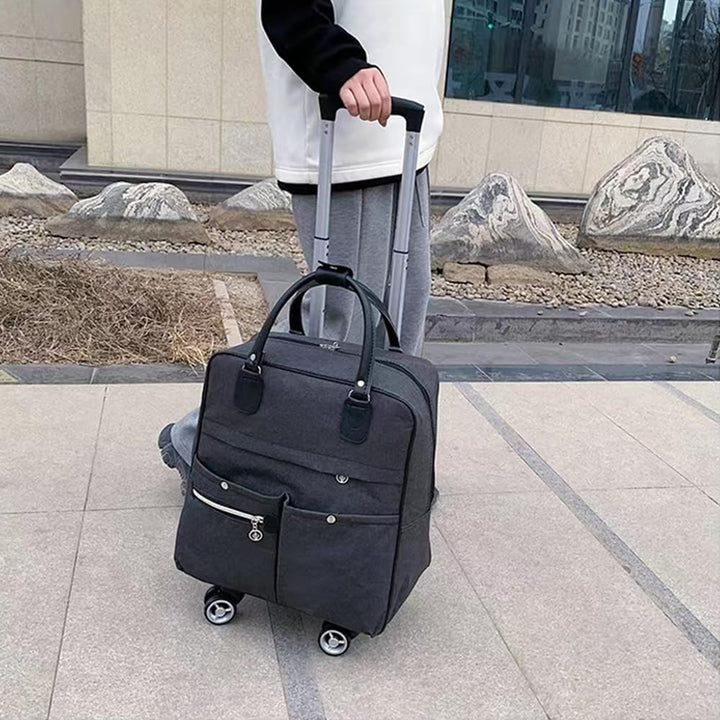 Stilren svart lättviktsresväska i robust oxfordtyg. Perfekt som handbagage för korta och långa resor.