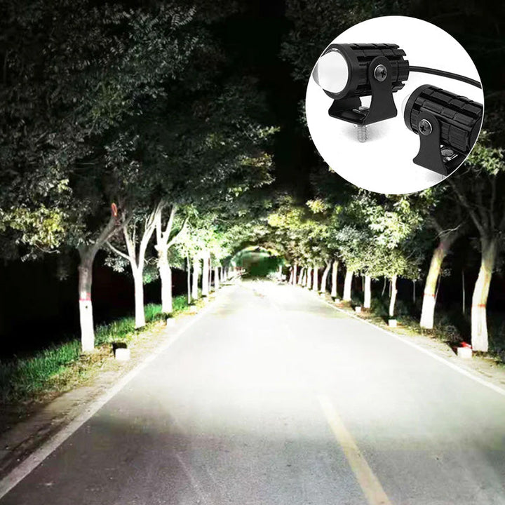 "Svart LED motorcykelstrålkastare med dubbel ljusfunktion, kompakt design, vit och gul lampa, för alla väder."