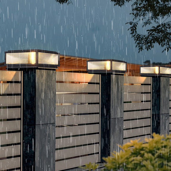 Vattentät LED-lampa, svart, för pierskärmsljus. Justerbar ljusstyrka, energieffektivt för uteplats.