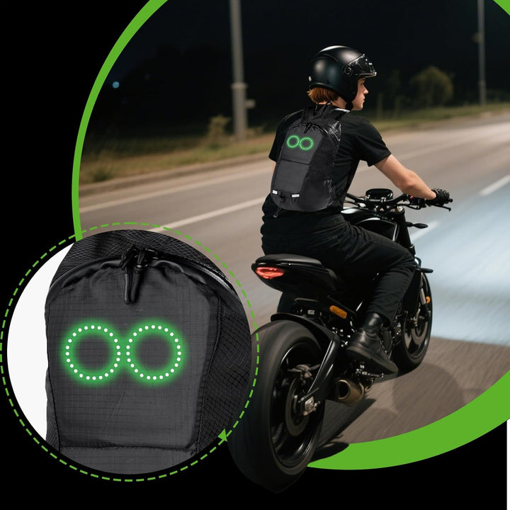 Svart LED-ryggsäck på en cyklist, med ljusmönster för maximal synlighet.