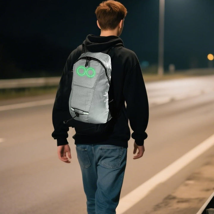 Musikresponsiv LED-ryggsäck i svart, lyser upp i takt med ljud, ökad synlighet.