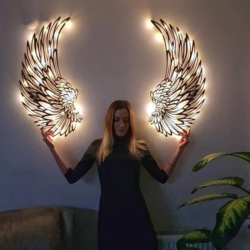 "Svart metallväggkonst med änglavingar och LED-lampor ger modern hemdekoration med unik 3D-skuggeffekt."