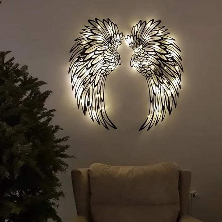 "Svart metallväggkonst med änglavingar och LED-lampor ger modern hemdekoration med unik 3D-skuggeffekt."