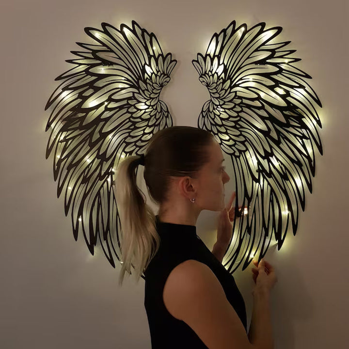 "Svart metallväggkonst med änglavingar och LED-lampor ger modern hemdekoration med unik 3D-skuggeffekt."