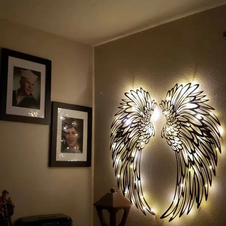 "Svart metallväggkonst med änglavingar och LED-lampor ger modern hemdekoration med unik 3D-skuggeffekt."