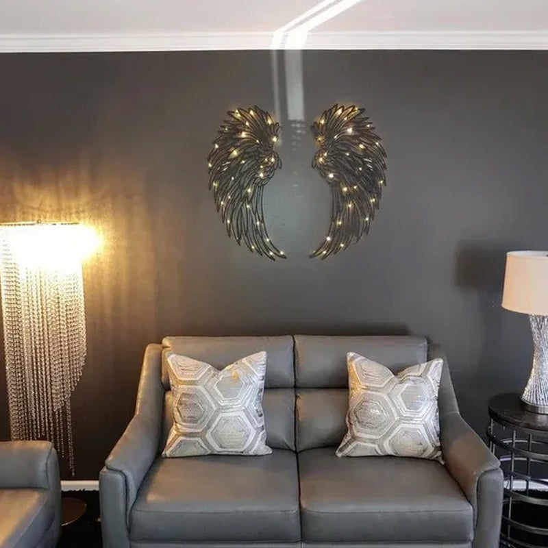 "Svart metallväggkonst med änglavingar och LED-lampor ger modern hemdekoration med unik 3D-skuggeffekt."