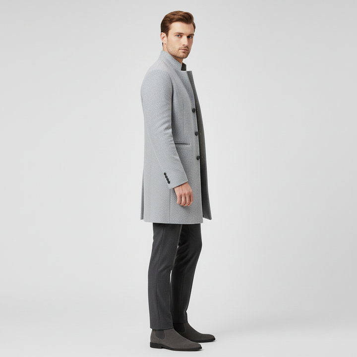 Grå minimalistisk enkelknäppt långkappa för herr. Elegant kontorsstil, tidlöst ytterplagg i mode.