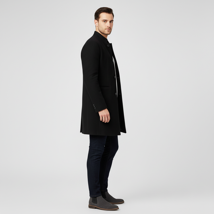 Mångsidig minimalistisk herrkappa, enkelknäppt långmodell. Elegant ytterplagg för kontor, fest & vardagsstil.
