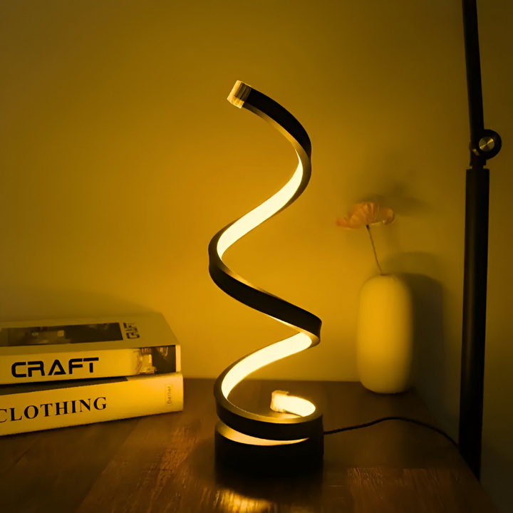 LED-bordslampa med unik spiraldesign, svart finish, dimbar och med 3 valbara ljusfärger för stämningsfullt ljus.