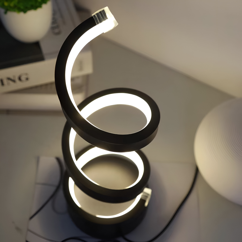 USB-driven LED-bordslampa i svart med justerbar ljusstyrka och 3 ljusfärger, framhävande spiraldesign.