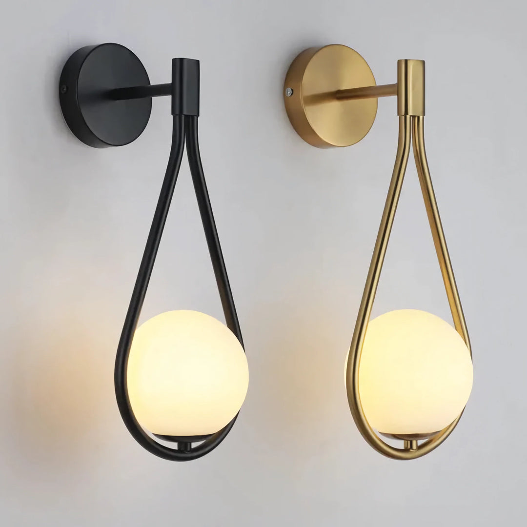 Svart nordisk vägglampa med gulddetaljer, perfekt modern belysning för vardagsrum eller sovrum.