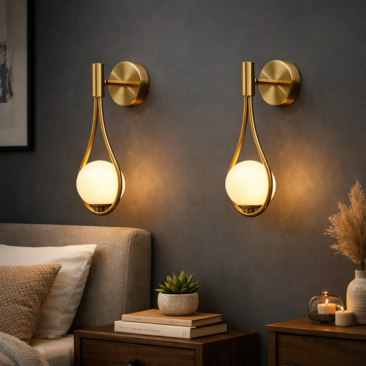 Elegant modern designlampa i nordisk stil, dekorativ väggbelysning som skapar mysig atmosfär i hemmet.