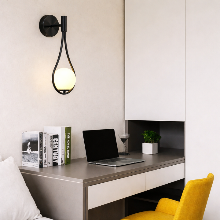 Minimalistisk nordisk vägglampa i svart och guld, funktionell och dekorativ belysning för varje rum.