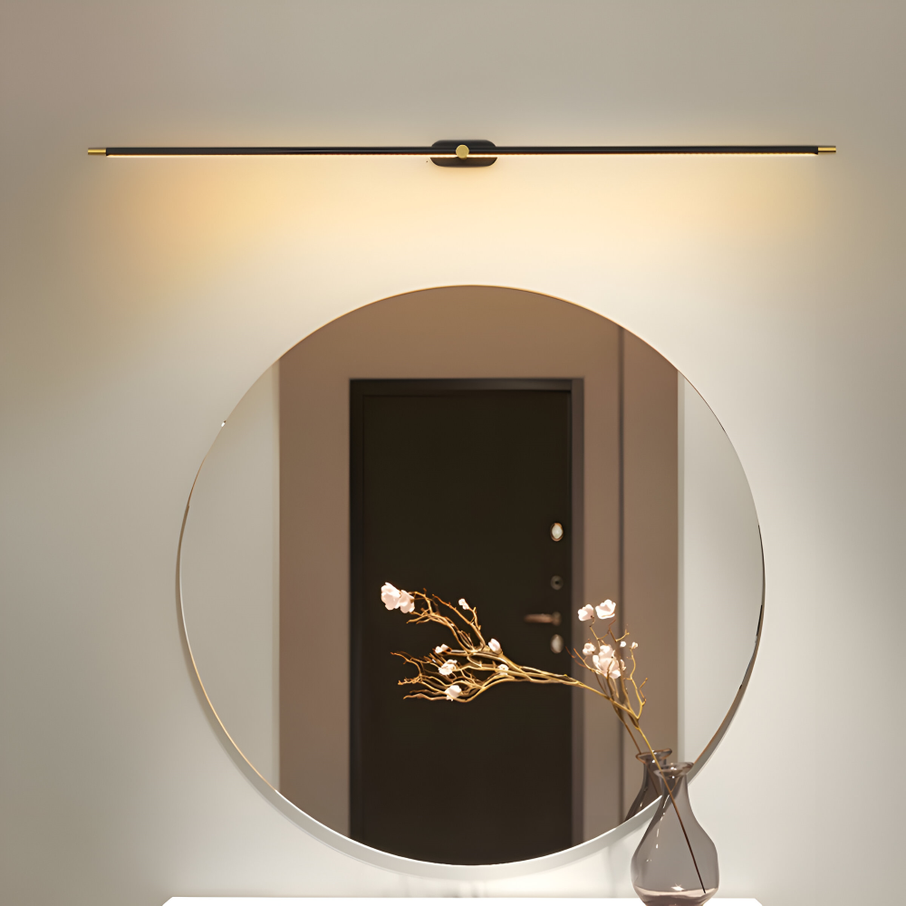 Modern svart-guld LED-vägglampa som skapar stämningsfull belysning i vardagsrummet. Energieffektiv designlampa.