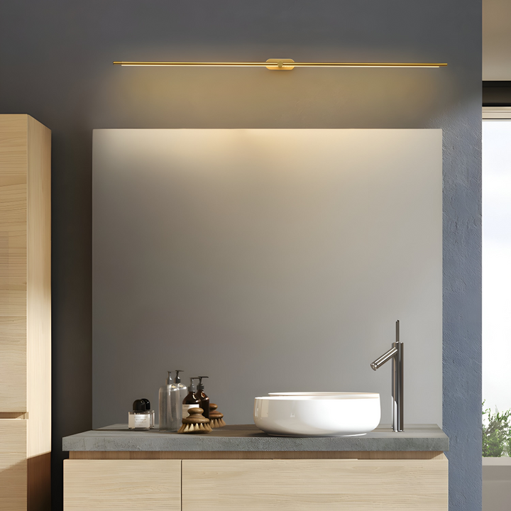 Elegant vägglampa med svart finish och gulddetaljer. Perfekt som minimalistisk sovrumslampa eller hallampa.
