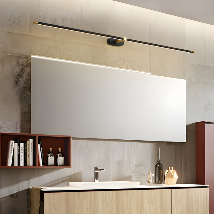 Designlampa: modern LED-vägglampa i svart och guld för ett stilrent hem. Ger ett varmt ljus.
