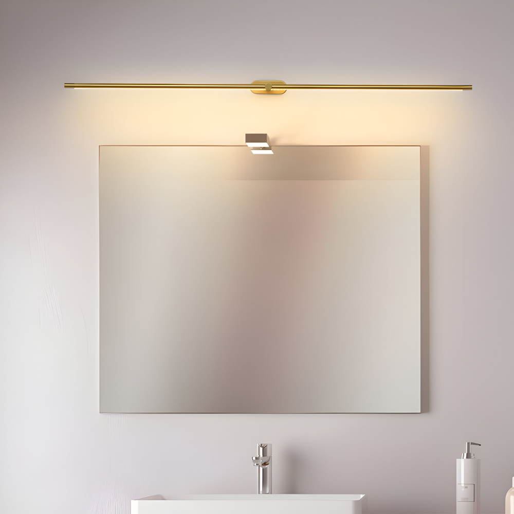 Minimalistisk svart-guld vägglampa för modern inredning. En elegant LED-lampa som passar i alla rum.