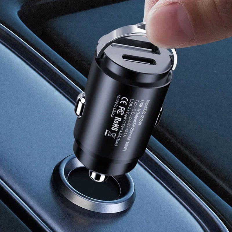 "Svart och silver, multikompatibel snabbladdande billaddare med USB och Typ-C portar för bilen, kompakt och säker."