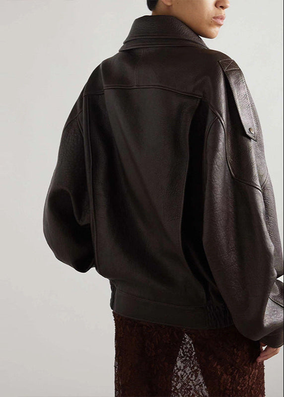Modefoto: Svart oversized bomberjacka för kvinnor i läderlook, perfekt som höst/vår ytterplagg.
