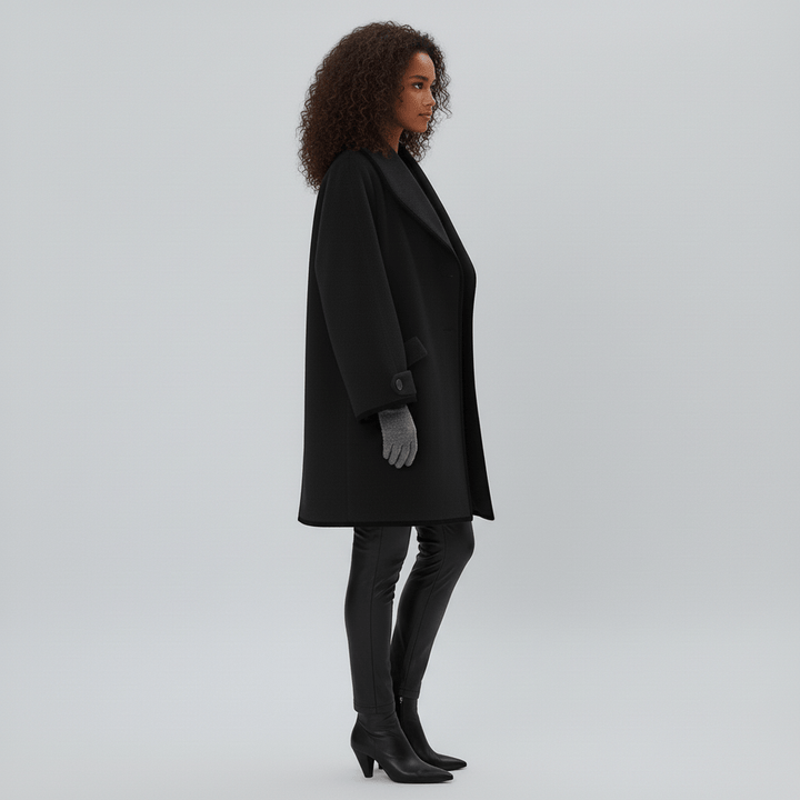 Stephanie svart kappa, oversized modell med huva, perfekt för en urban stil.