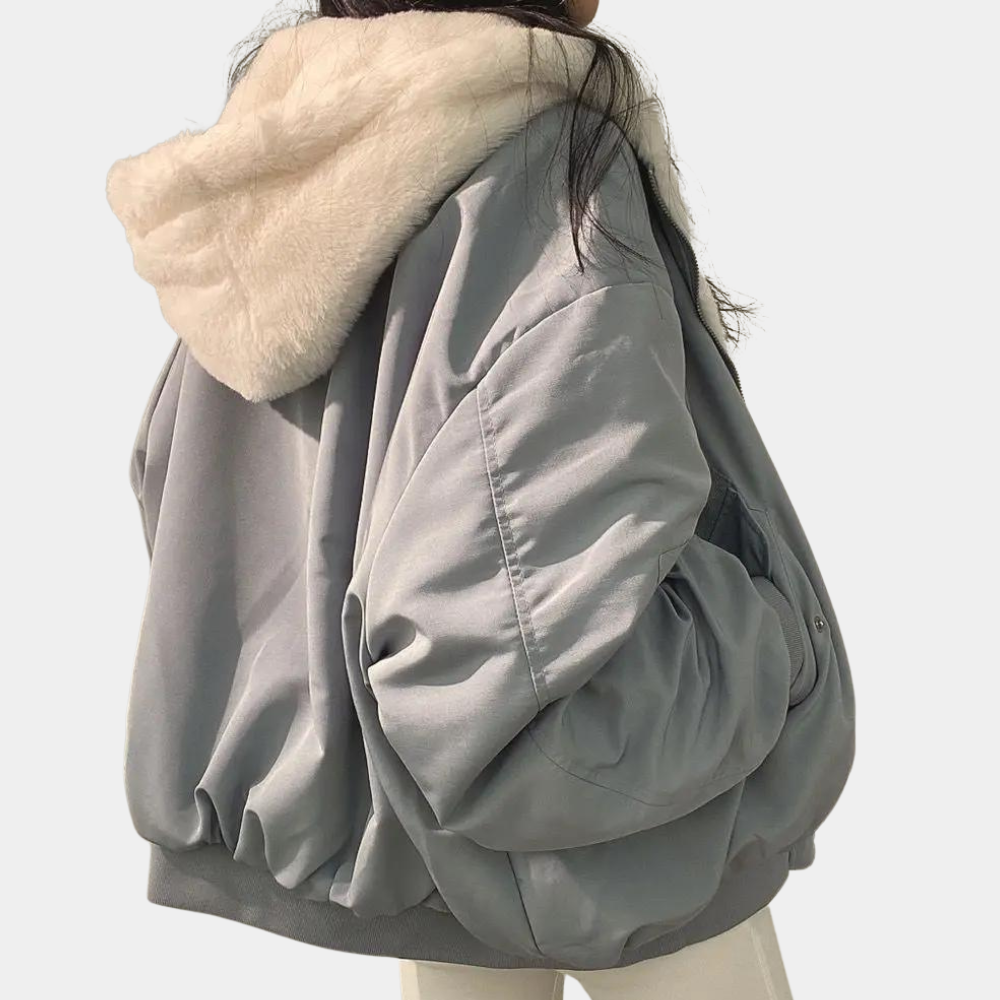 Detaljbild på kragen av en oversized lång damvinterjacka, avslappnad och modern stil.