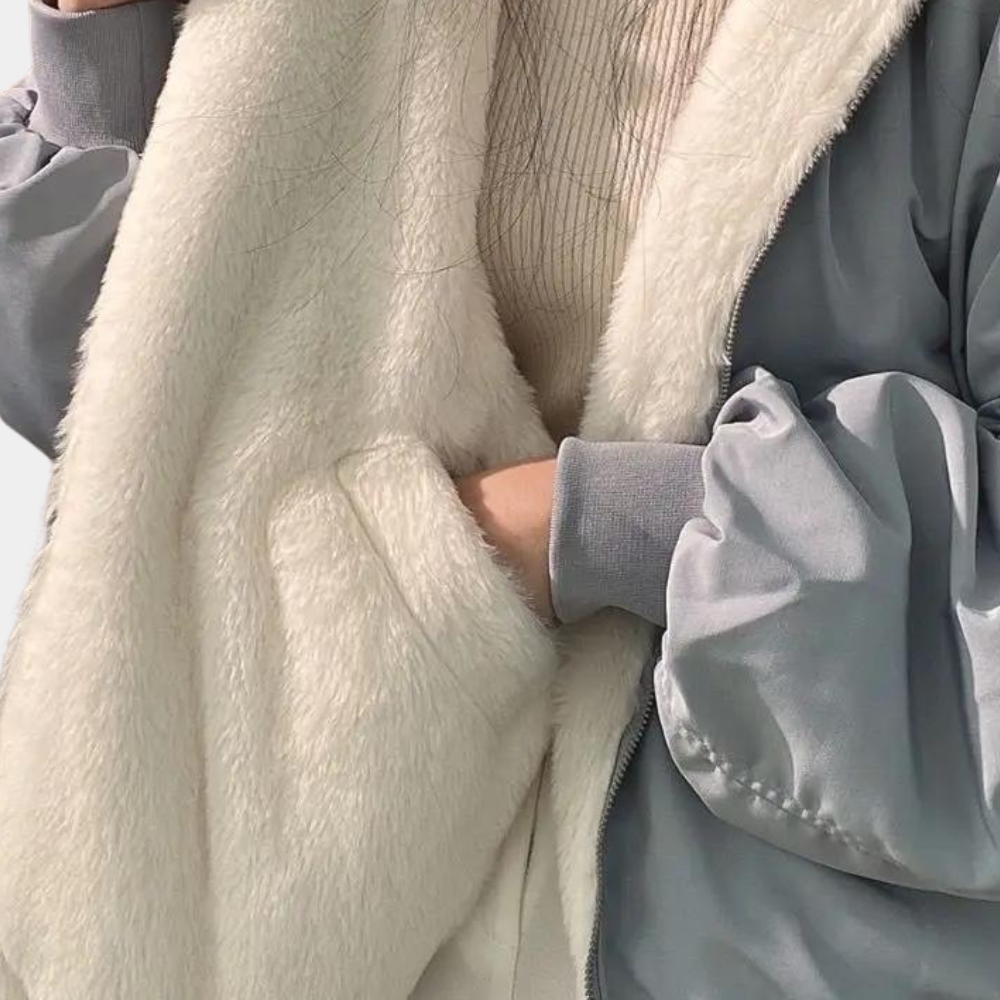 Bakifrån bild av en trendig lång oversized damvinterjacka, perfekt som ytterplagg.