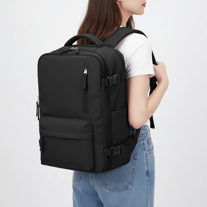 Mångsidig PackMax ryggsäck med hjul. Svart resväska för weekendresor, perfekt som handbagage.