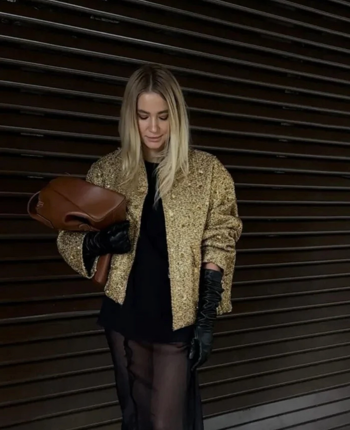 Gul paljettjacka för kvinnor, en trendig festjacka som adderar glamour till varje outfit.