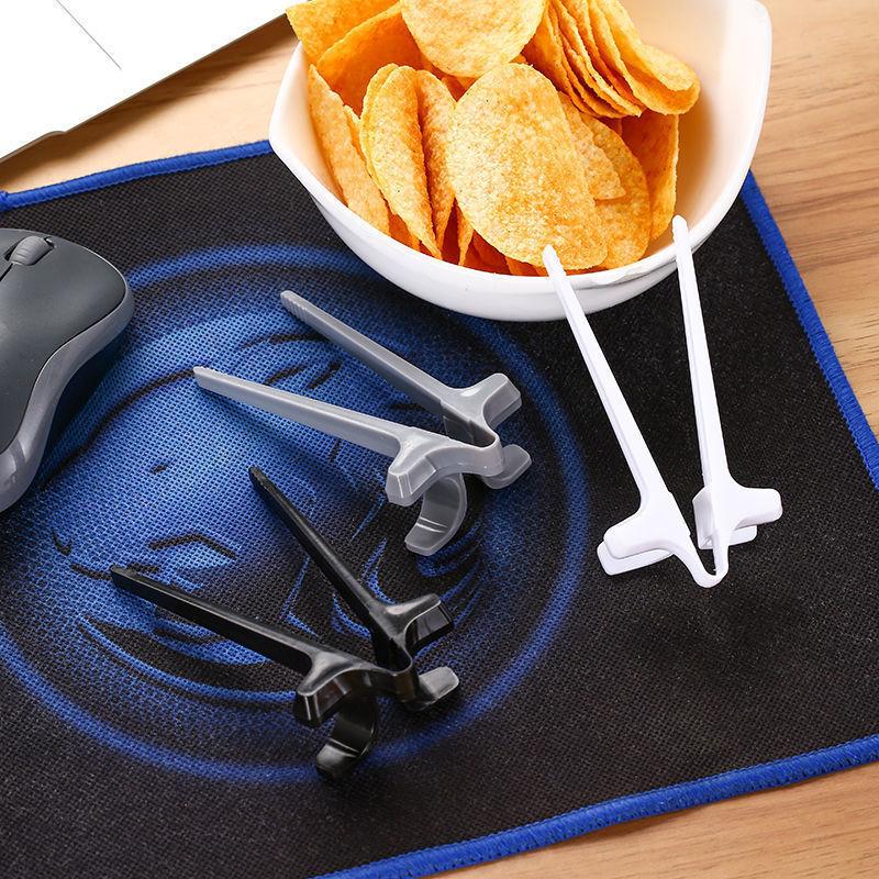 "Svart plastätpinne för snacks, innovativ design för rena händer och multitasking, perfekt för köket eller på språng."
