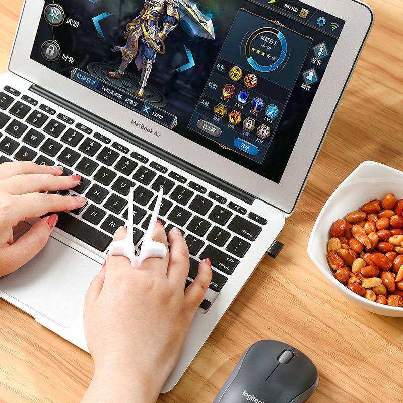 "Svart plastätpinne för snacks, innovativ design för rena händer och multitasking, perfekt för köket eller på språng."