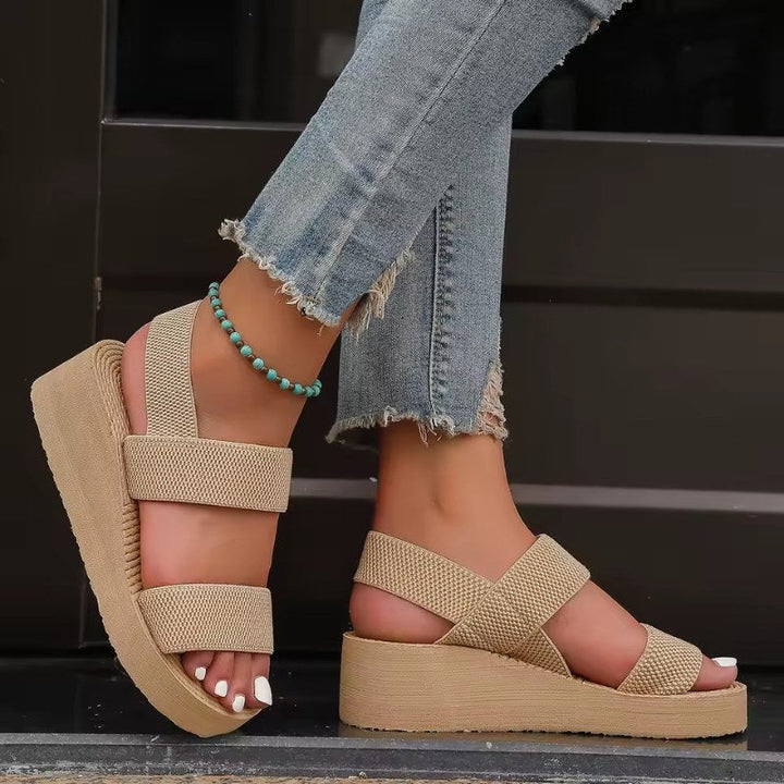 Stilren camel platåsandal med klack. Bekväm damsandal med öppen tå, passar både vardag och fest.