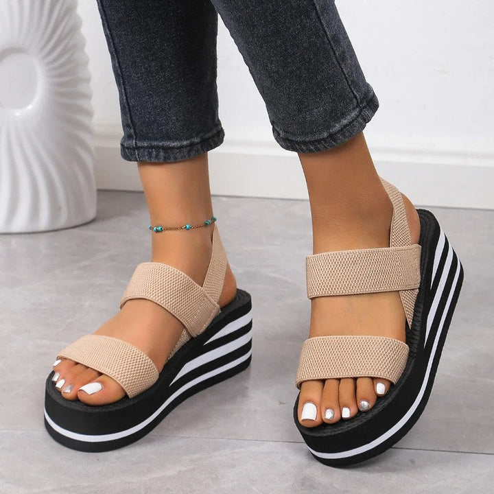 Bekväm svart damsandal med platå och klack. Öppen tå, perfekt sommarsko för en stilren och avslappnad look.