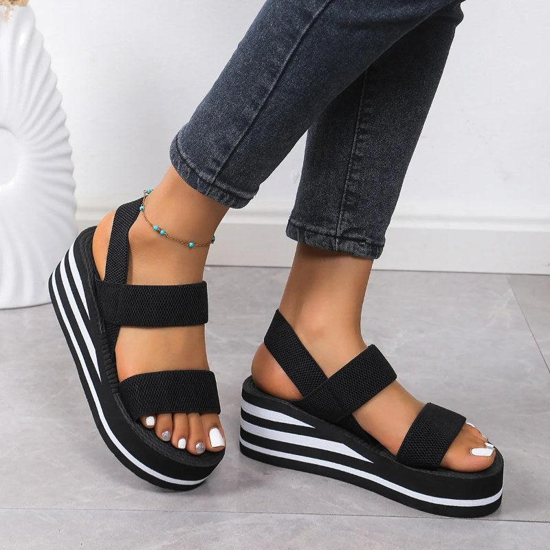 Casual khaki platåsandal med klack för dam. Bekväma sommarskor med öppen tå för en avslappnad stil.