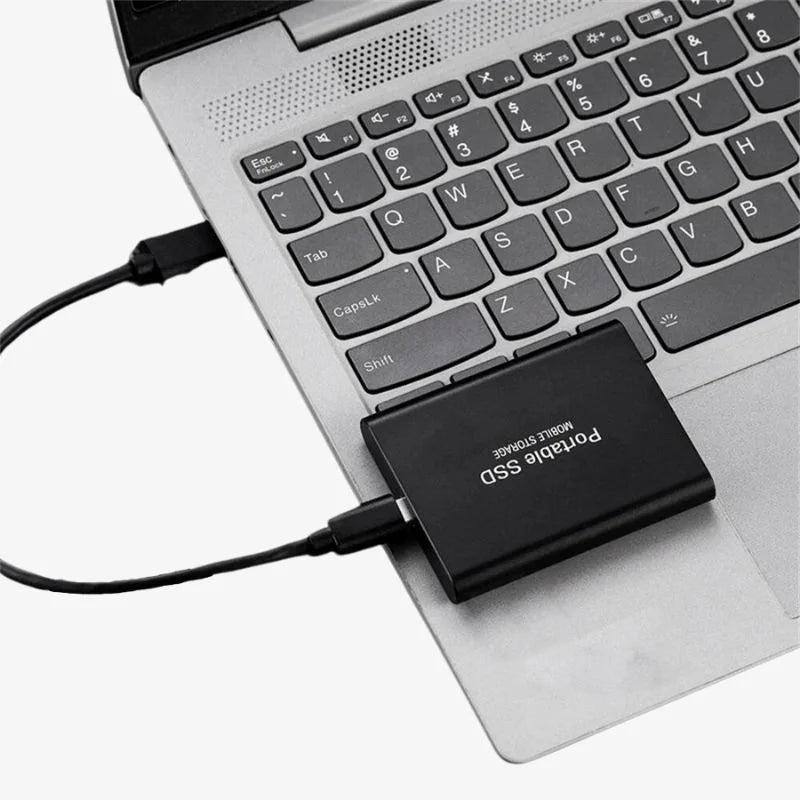 Svart portabel extern SSD, snabb USB-C för säker datatransport.