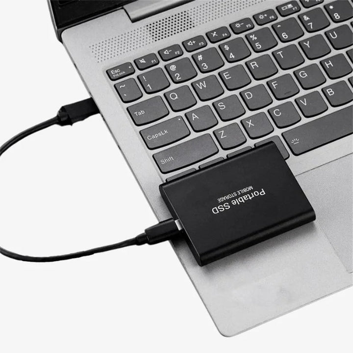 Svart portabel extern SSD, snabb USB-C för säker datatransport.