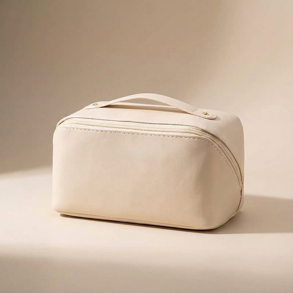 Organiserad beautycase med fack, idealisk necessär för kvinnors smink och skönhetsprodukter.