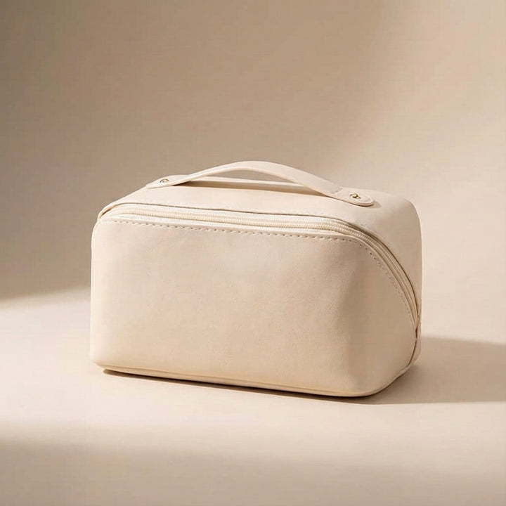 Organiserad beautycase med fack, idealisk necessär för kvinnors smink och skönhetsprodukter.