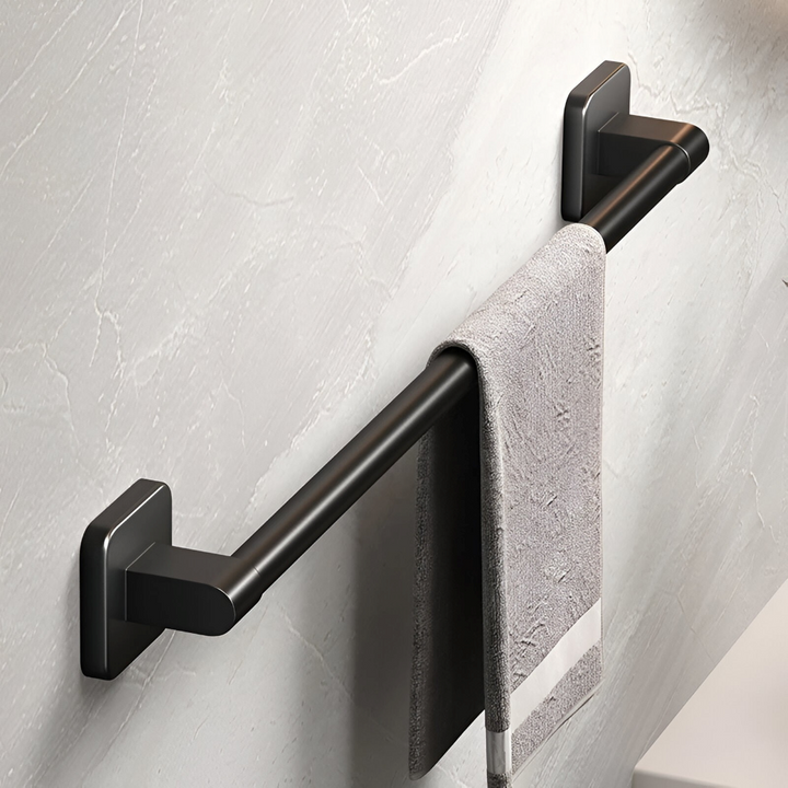 Stilren svart handdukshållare i aluminium, självhäftande för badrum. Vägghängd organisation.