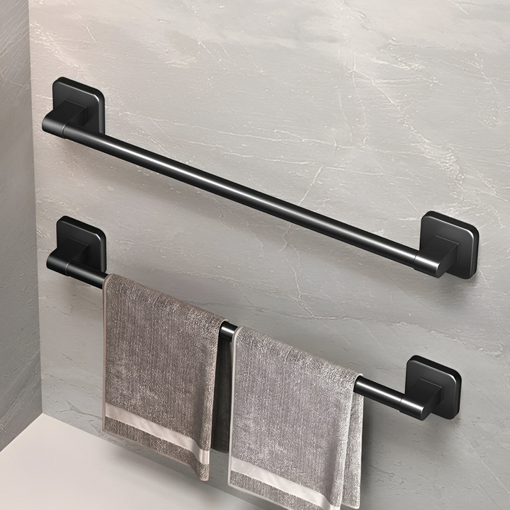 Praktisk självhäftande handdukshållare i svart aluminium. Idealisk för badrum, kök, välj storlek.