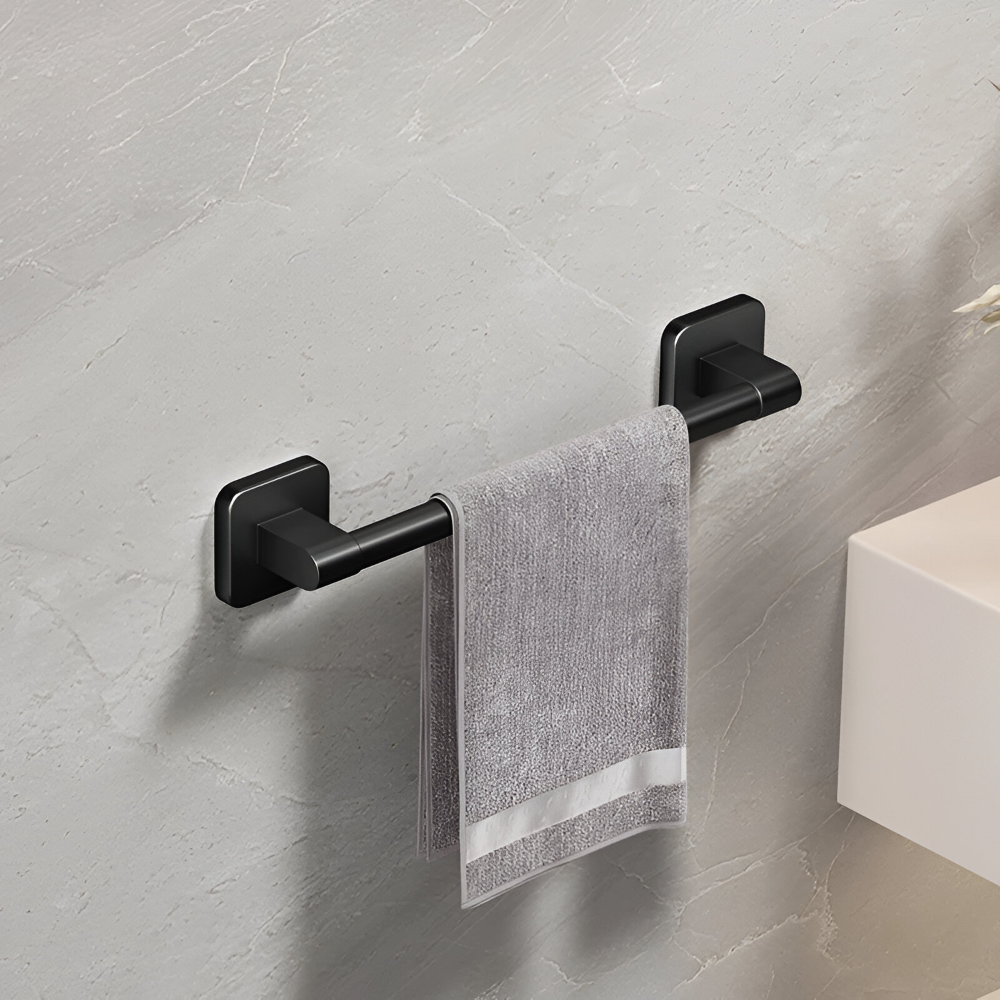 Elegant svart handdukshållare av aluminium, självhäftande. För ett modernt och organiserat badrum.