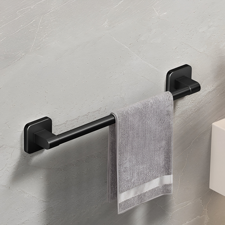 Robust svart aluminium handdukshållare, självhäftande montering. Tillgänglig i olika storlekar.