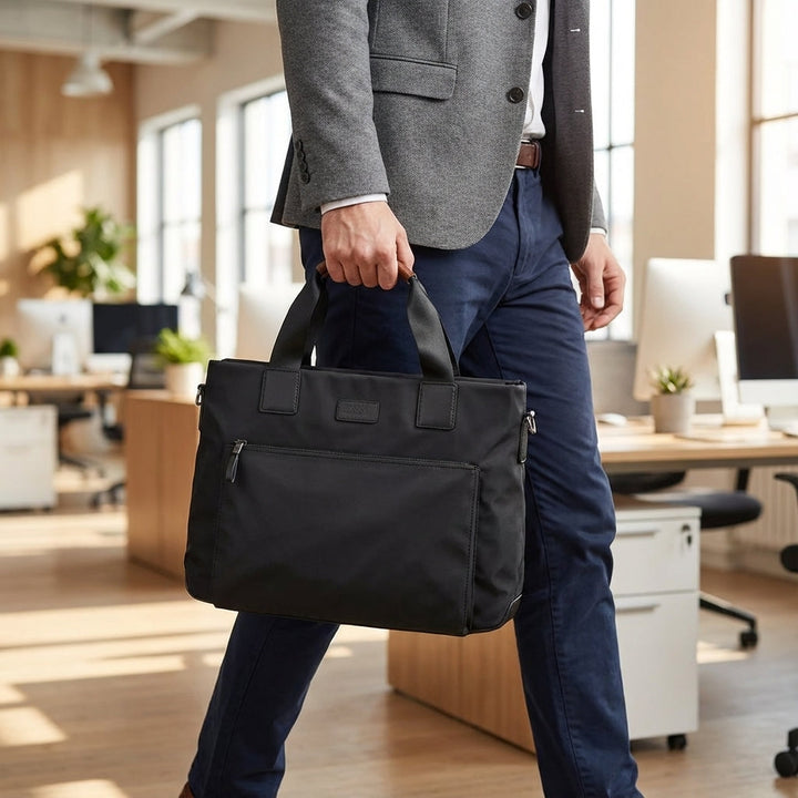 Svart, skyddande Oxford laptopväska för män och kvinnor med flera fack. Perfekt för organiserad pendling.