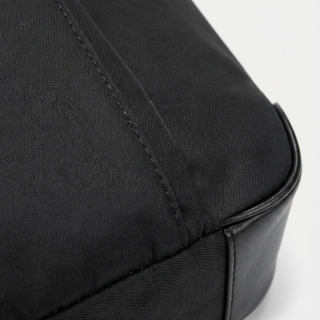 Organiserad ShieldBag laptopväska i svart Oxford för säker förvaring. Unisex pendlarväska med skyddande fack.