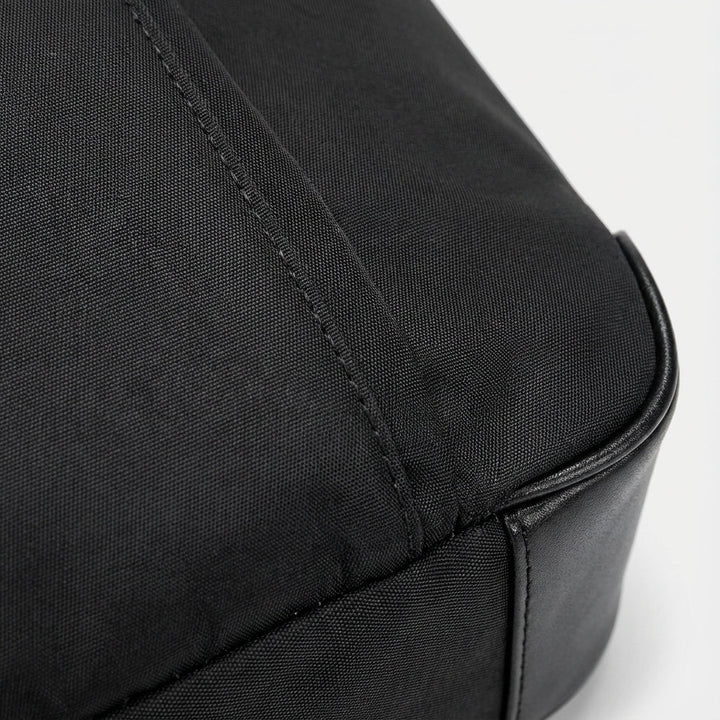 Organiserad ShieldBag laptopväska i svart Oxford för säker förvaring. Unisex pendlarväska med skyddande fack.