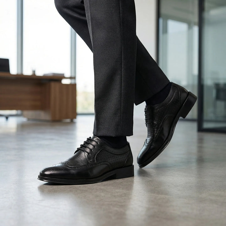 Svart slank wingtip-snörsko för herrar. Elegant formell sko, perfekt för kontor eller fest.
