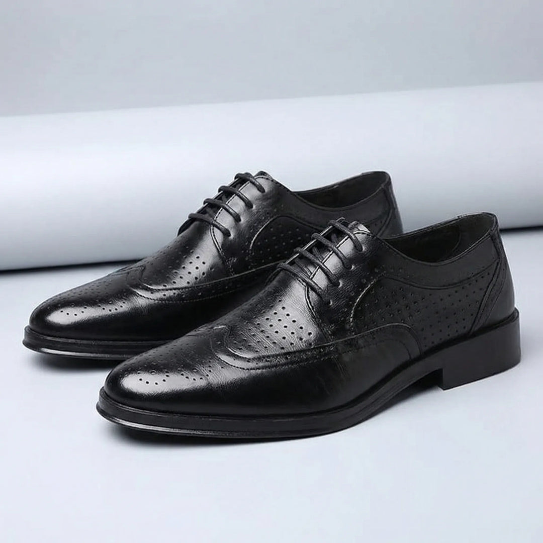 Klassisk brun wingtip-snörsko för män. Slank profil, idealisk för formella tillfällen.