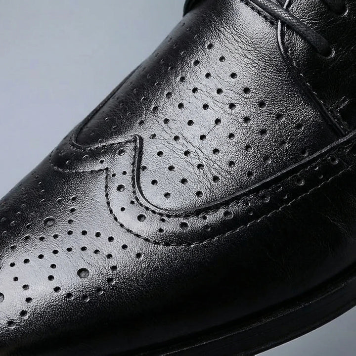 Vita slanka wingtip-snörskor. Eleganta herrskor för en modern, stilren look.